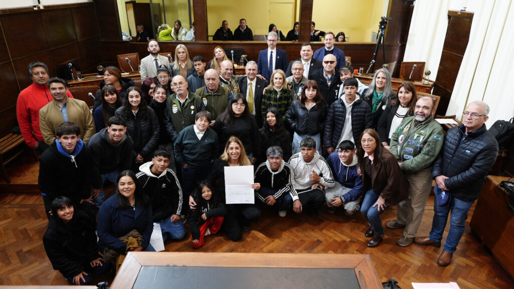 alt="Foto grupal en el recinto del Concejo Deliberante con la comunidad educativa y veteranos de Malvinas luego de aprobarse el procedimiento administrativo en Concordia"