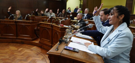 alt="Concejales de Concordia levantando la mano en sus bancas durante la votación del nuevo procedimiento administrativo en Concordia"