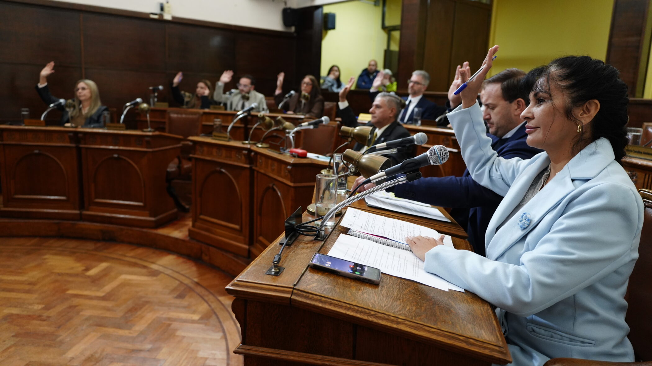alt="Concejales de Concordia levantando la mano en sus bancas durante la votación del nuevo procedimiento administrativo en Concordia"