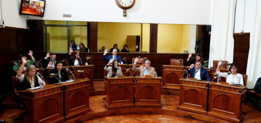 alt="Ediles durante el debate por la adhesión a la Ley Nacional de Prevención del Suicidio"