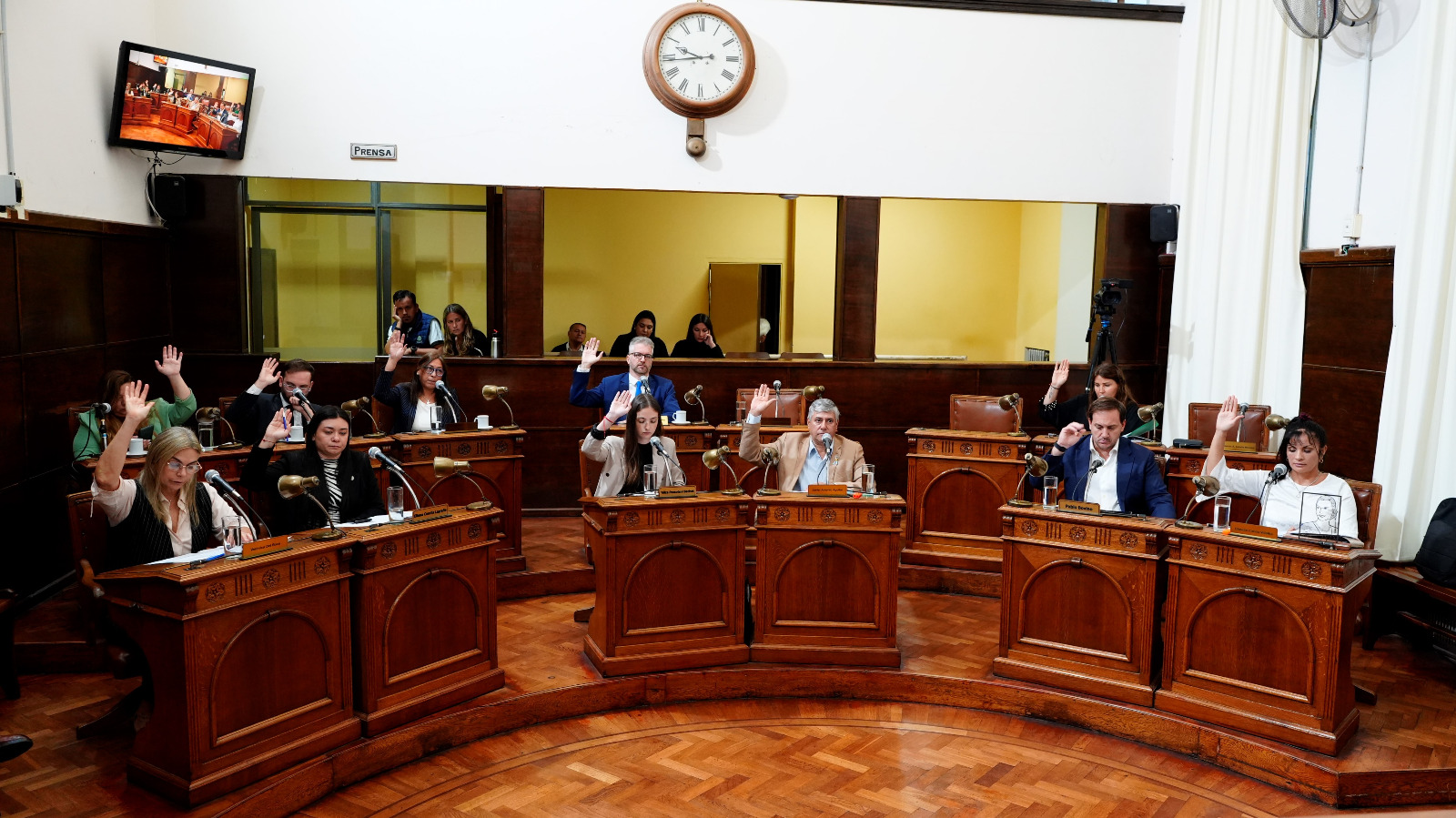 alt="Ediles durante el debate por la adhesión a la Ley Nacional de Prevención del Suicidio"