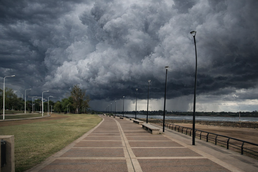 alt="Nubes oscuras de tormentas fuertes en Entre Ríos sobre el río Uruguay en Concordia"