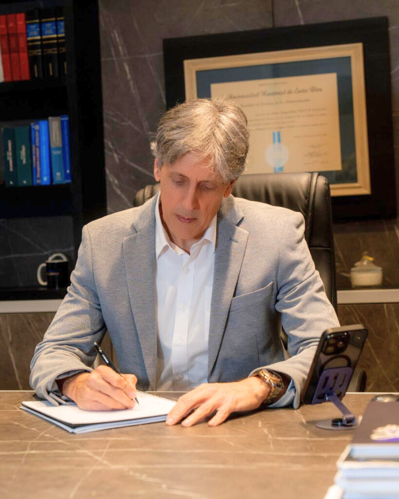 alt="El Cr. Álvaro Sierra analizando estrategias para potenciar el comercio digital en Concordia"