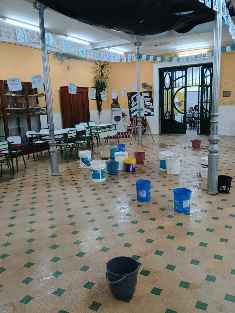 alt="Pasillo inundado en la Escuela 55 de Concordia, también la escuela 8 tuvo problemas"