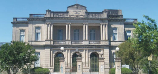 alt="Fachada histórica del edificio de la Escuela Normal de Concordia donde se realizará la puesta en valor"