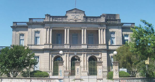 alt="Fachada histórica del edificio de la Escuela Normal de Concordia donde se realizará la puesta en valor"