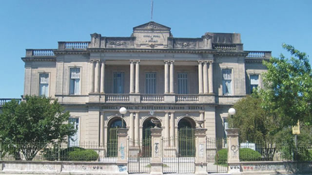 alt="Fachada histórica del edificio de la Escuela Normal de Concordia donde se realizará la puesta en valor"