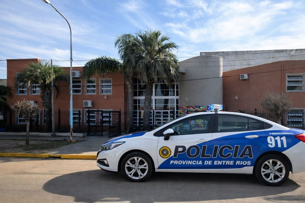 alt="Operativo policial frente a un colegio debido a amenazas en escuelas de Entre Ríos"