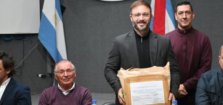 alt="Acto oficial de apertura de sobres para licitación de obras escolares en Concordia con la presencia de autoridades de CAFESG y el municipio"