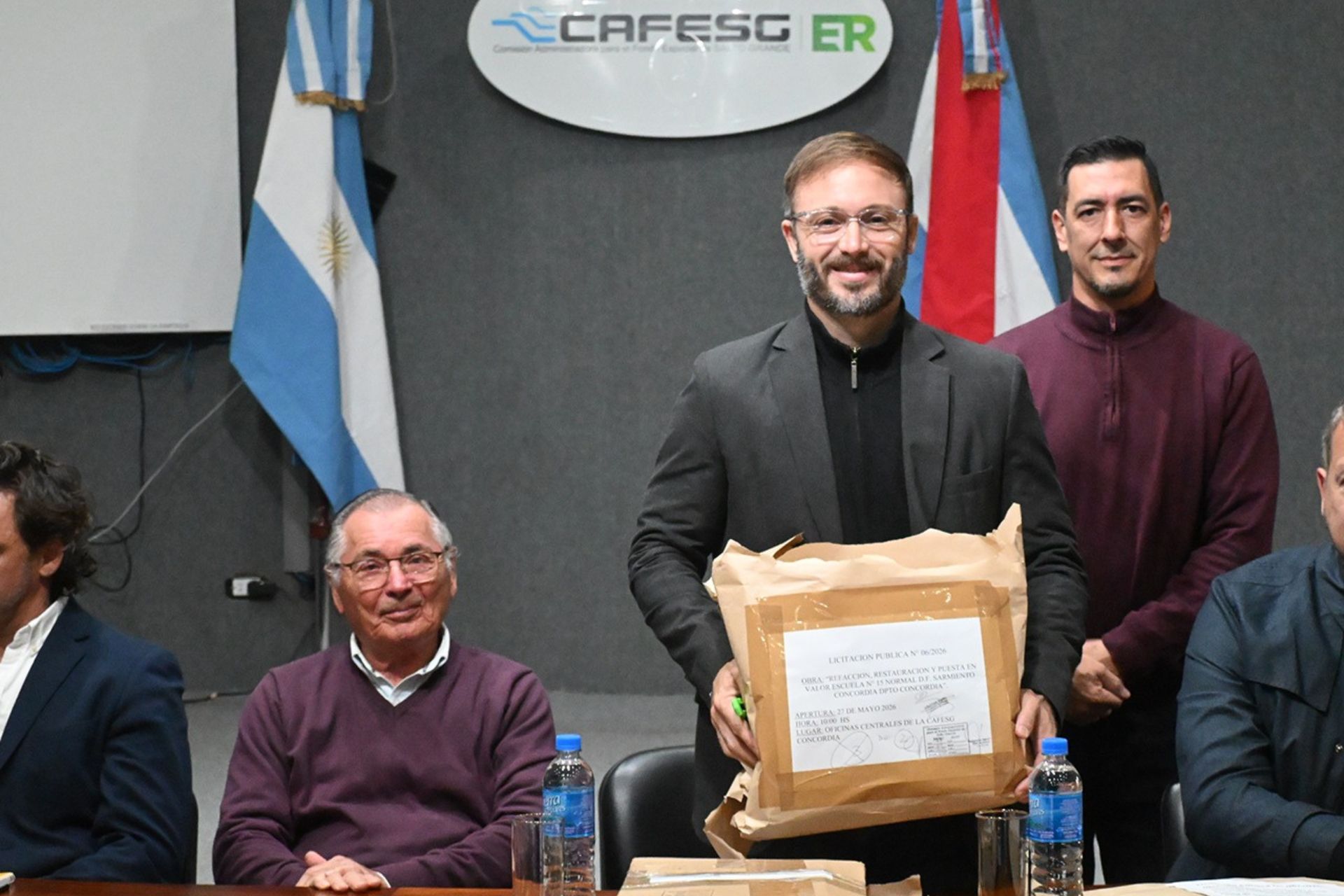 alt="Acto oficial de apertura de sobres para licitación de obras escolares en Concordia con la presencia de autoridades de CAFESG y el municipio"