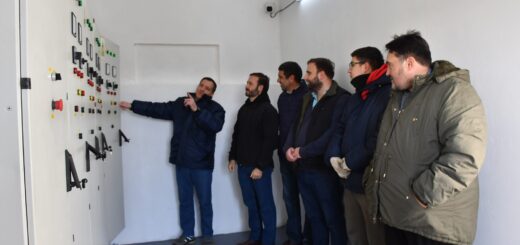 alt="Integrantes del gabinete municipal inspeccionando la sala de control de la defensa sur de Concordia restaurada"