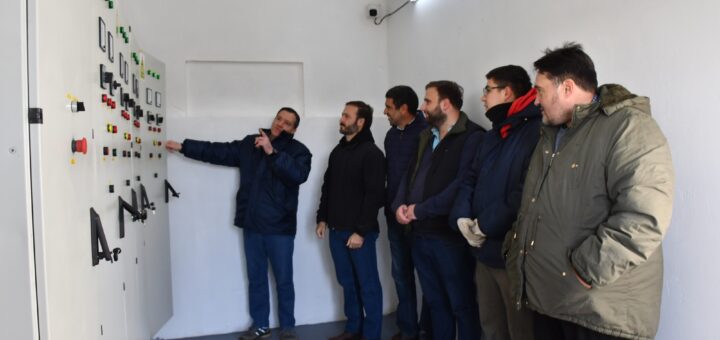 alt="Integrantes del gabinete municipal inspeccionando la sala de control de la defensa sur de Concordia restaurada"