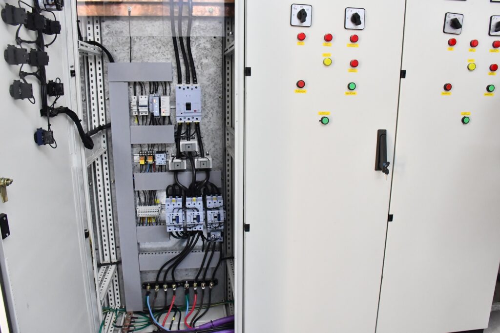 alt="Cableado interno y llaves térmicas reparadas en un tablero de la defensa sur de Concordia"