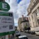 aqlt="Cartel verde del nuevo sistema de estacionamiento medido en Concordia indicando horarios y descarga de app"