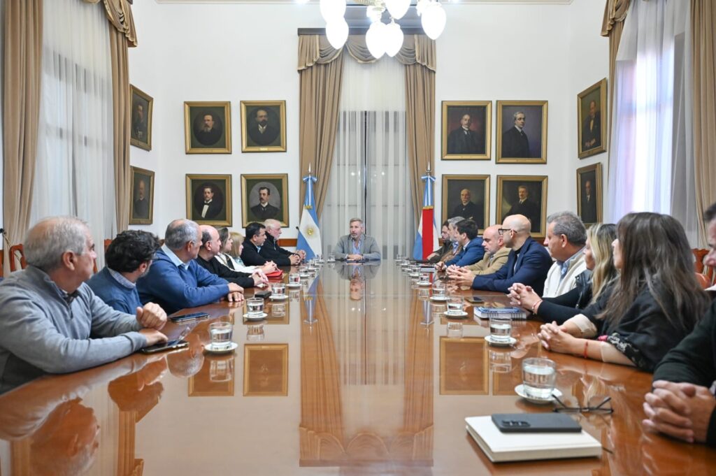 alt="Frigerio reunido con representantes gremiales en el proceso de diálogo previo a la reforma previsional de Entre Ríos"