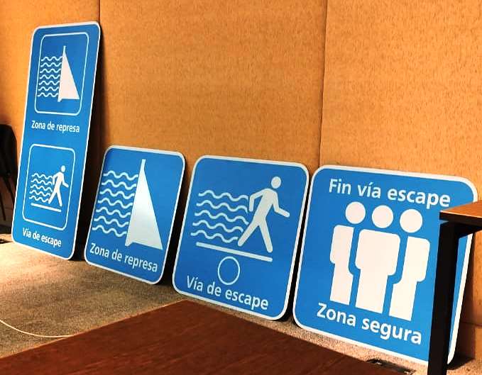 alt="Cartelería IRAM 3965 para gestión del riesgo hídrico en Salto Grande: zona de represa, vía de escape, zona segura"