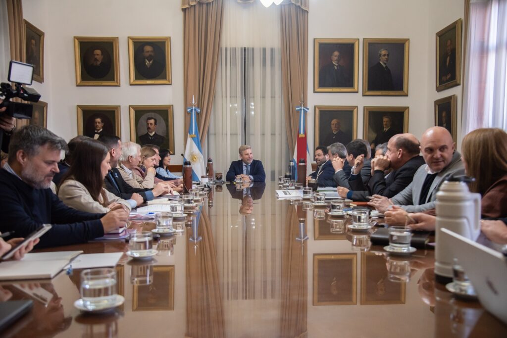 alt="Reunión de gabinete de Entre Ríos donde se trató el conflicto por el cierre de la planta La China de Granja Tres Arroyos"
