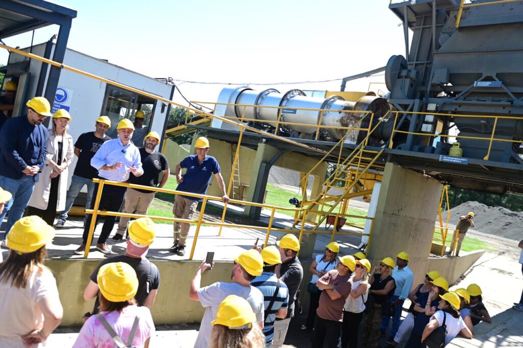 alt="El intendente Davico presenta la planta asfáltica de Gualeguaychú, cuya comparación de costos con la planta asfáltica de Concordia generó controversia"