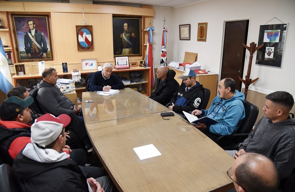alt="Reunión de trabajo del intendente de Concepción del Uruguay con delegados gremiales por la crisis en Granja Tres Arroyos"
