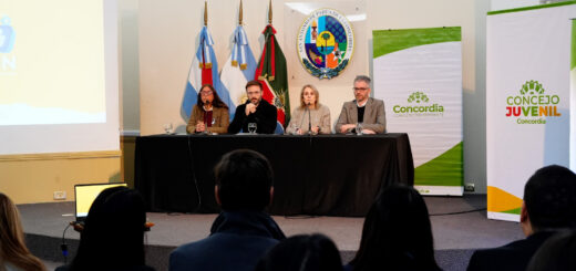 alt="Panel de autoridades locales con Silvina Ovelar, Francisco Azcué, Magdalena Reta de Urquiza y Mauricio Rey en el lanzamiento del Concejo Deliberante Juvenil 2026"