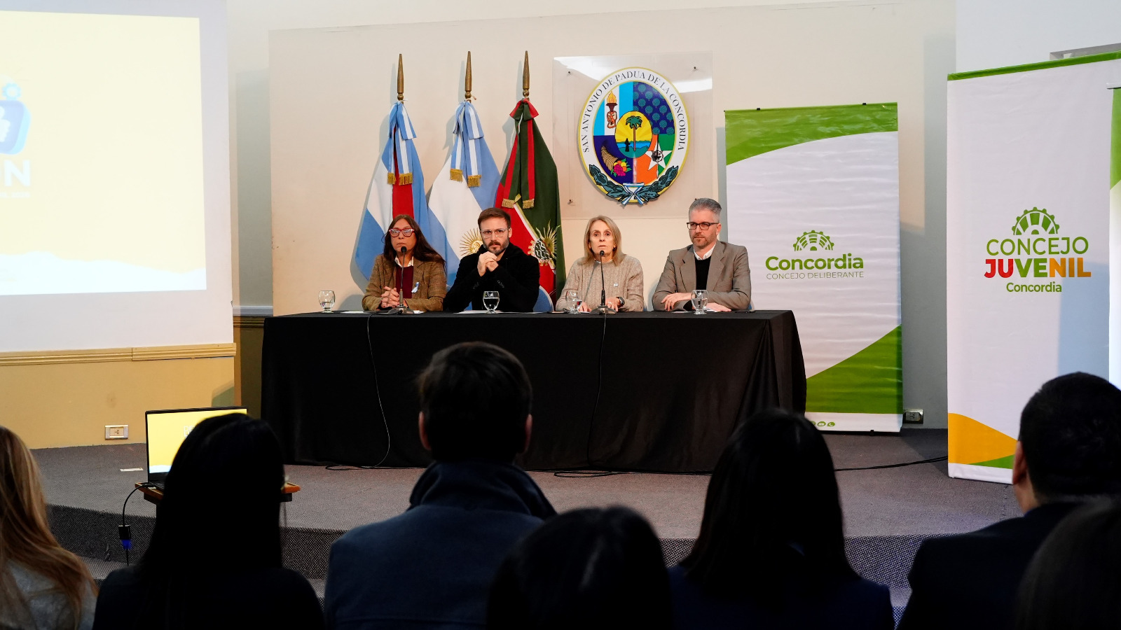 alt="Panel de autoridades locales con Silvina Ovelar, Francisco Azcué, Magdalena Reta de Urquiza y Mauricio Rey en el lanzamiento del Concejo Deliberante Juvenil 2026"