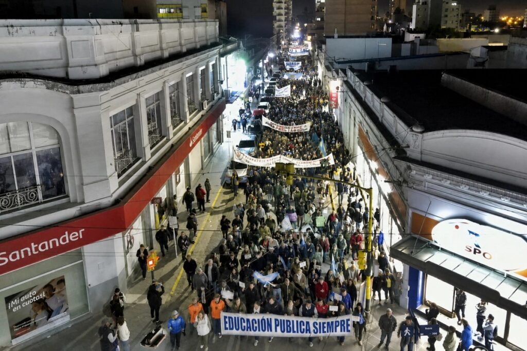 alt="Marcha en Concordia en defensa del financiamiento de la universidad pública, 12 de mayo de 2026"