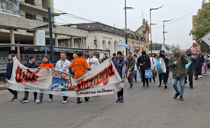 alt="Marcha por el cierre de la planta La China de Granja Tres Arroyos en Concepción del Uruguay"