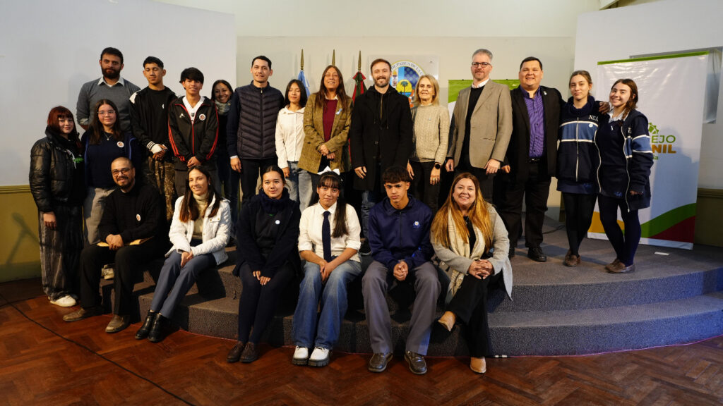 alt="Alumnos secundarios y funcionarios municipales posan juntos en el escenario del auditorio durante el inicio del Concejo Deliberante Juvenil 2026 en Concordia"