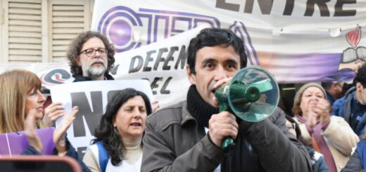 alt="Manifestantes con carteles "No a la Reforma Previsional" frente a la Caja de Jubilaciones en el marco de la reforma previsional de la Caja de Jubilaciones de Entre Ríos"