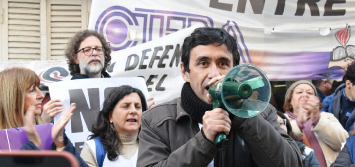 alt="Manifestantes con carteles "No a la Reforma Previsional" frente a la Caja de Jubilaciones en el marco de la reforma previsional de la Caja de Jubilaciones de Entre Ríos"
