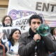 alt="Manifestantes con carteles "No a la Reforma Previsional" frente a la Caja de Jubilaciones en el marco de la reforma previsional de la Caja de Jubilaciones de Entre Ríos"