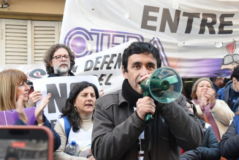 alt="Manifestantes con carteles "No a la Reforma Previsional" frente a la Caja de Jubilaciones en el marco de la reforma previsional de la Caja de Jubilaciones de Entre Ríos"