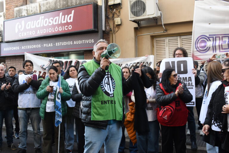 alt="Manifestantes con carteles en la concentración de la Multisectorial frente a la Caja de Jubilaciones de Entre Ríos en el contexto del paro docente en Entre Ríos por el salario y contra la reforma previsional"
