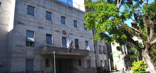 alt="Fachada de la Municipalidad de Concordia donde se debate el Código 600 Municipalidad Concordia y los funcionarios jubilados en el gabinete de Azcué"