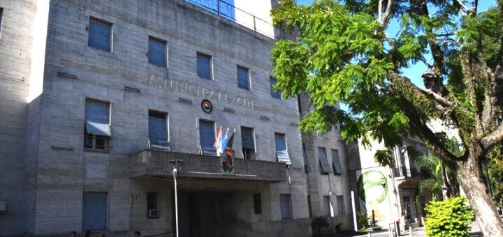 alt="Fachada de la Municipalidad de Concordia donde se debate el Código 600 Municipalidad Concordia y los funcionarios jubilados en el gabinete de Azcué"