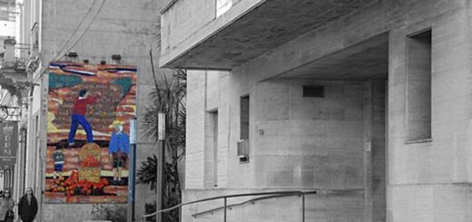 alt="Fachada del Palacio Municipal de Concordia frente a la plaza principal, ilustrando un análisis sobre el empleo público en Concordia"