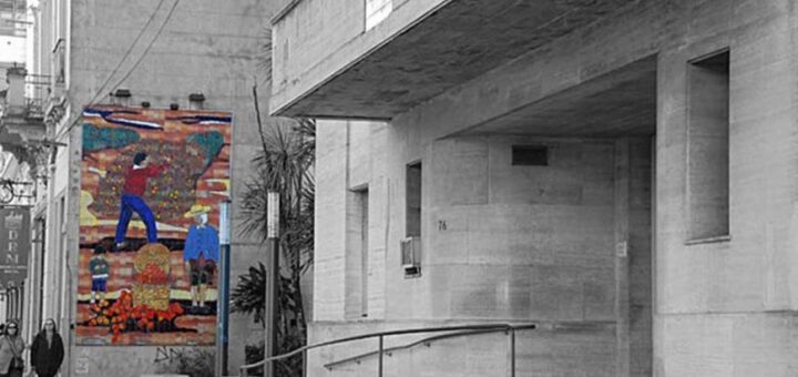 alt="Fachada del Palacio Municipal de Concordia frente a la plaza principal, ilustrando un análisis sobre el empleo público en Concordia"