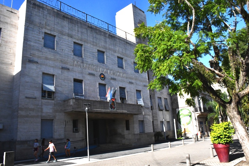 alt="Fachada de la Municipalidad de Concordia donde se debate el Código 600 Municipalidad Concordia y los funcionarios jubilados en el gabinete de Azcué"