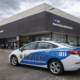 alt="Patrullero policial frente a una entidad bancaria"