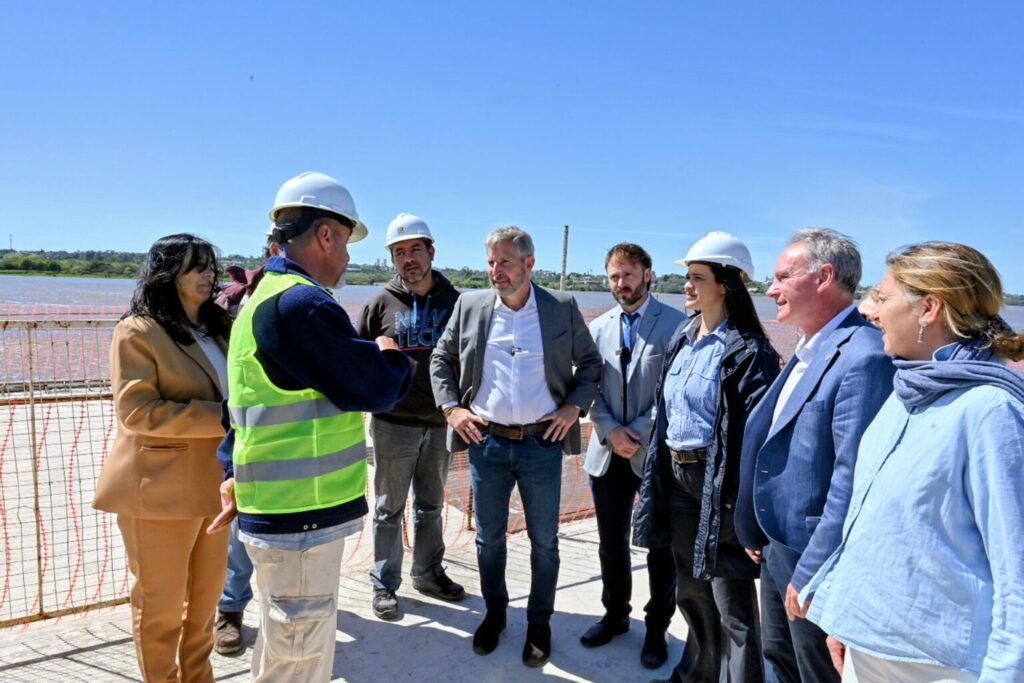 alt="Frigerio y Azcué en la recorrida de la planta potabilizadora de Concordia cancelada por el ajuste presupuestario de 2026"