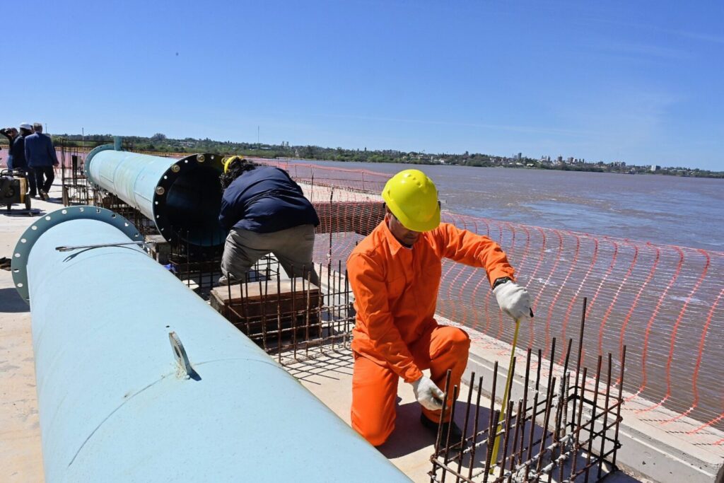 alt="Obreros en la toma de agua del proyecto de planta potabilizadora de Concordia cancelada por recorte de Nación"