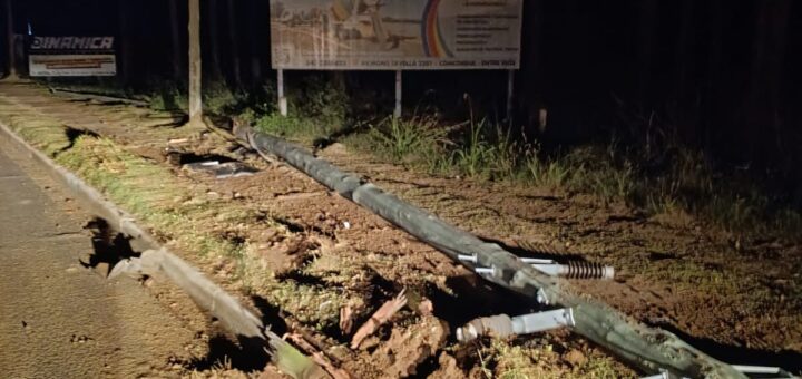 alt="Poste de luz caído tras un choque provocando un corte de energía en Concordia"