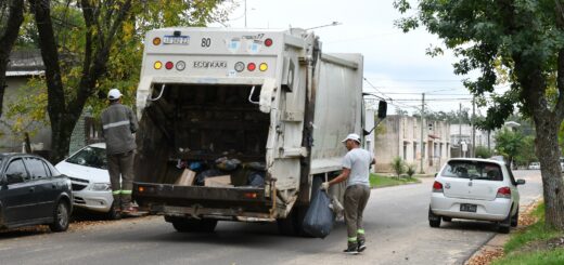 alt="Camión recolector y operarios municipales durante las tareas de recolección de residuos en Concordia"
