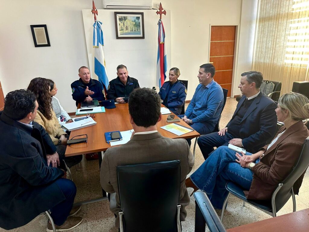 alt="Mesa interministerial analizando el impacto de las amenazas en escuelas de Entre Ríos"