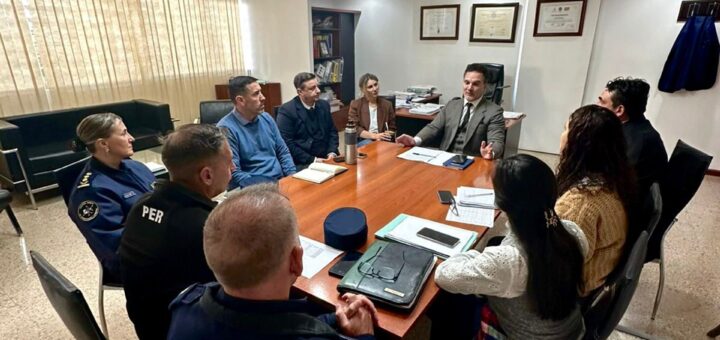 alt="Autoridades de seguridad y educación reunidas por el protocolo de amenazas en escuelas de Entre Ríos"