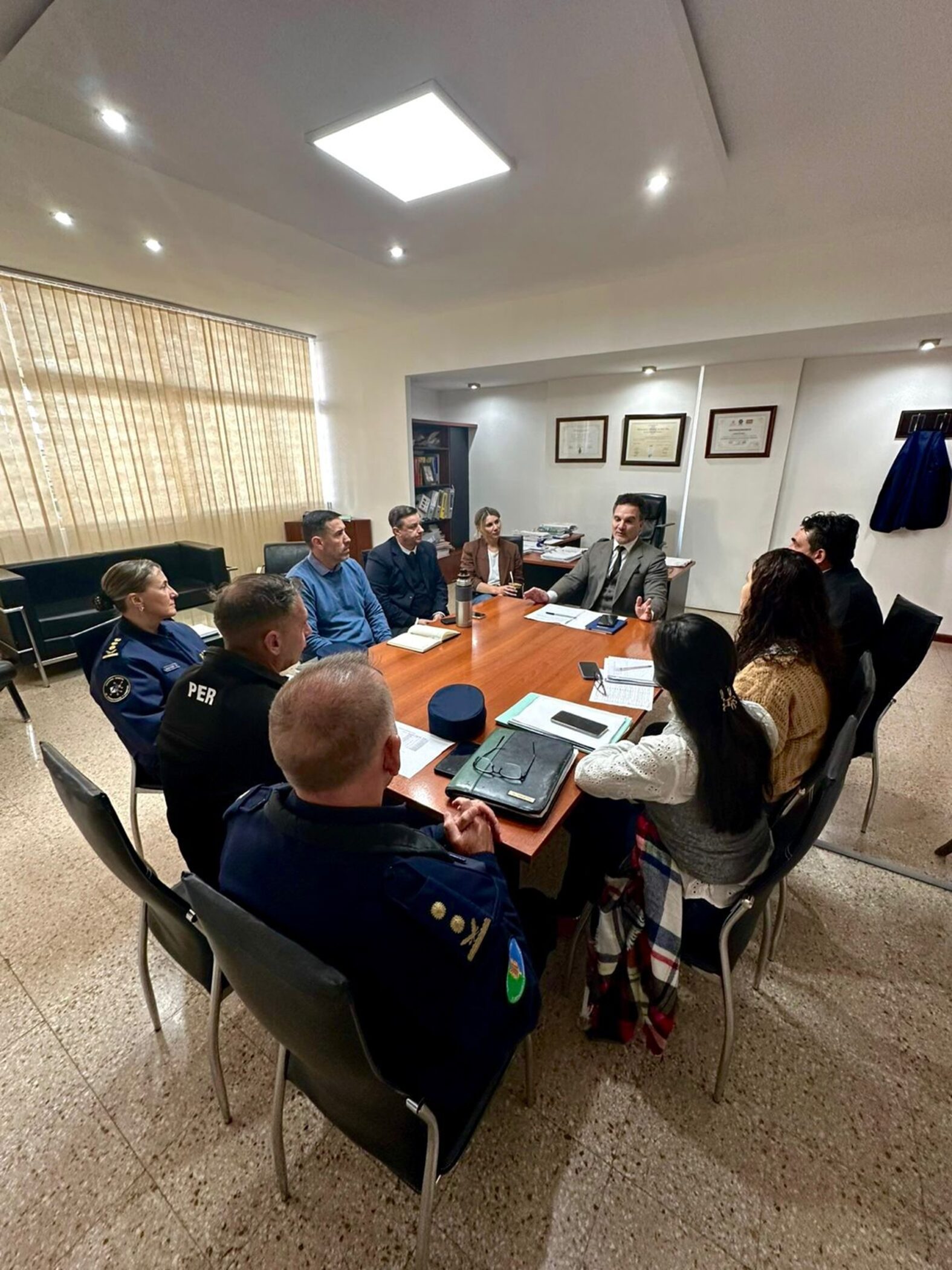 alt="Autoridades de seguridad y educación reunidas por el protocolo de amenazas en escuelas de Entre Ríos"