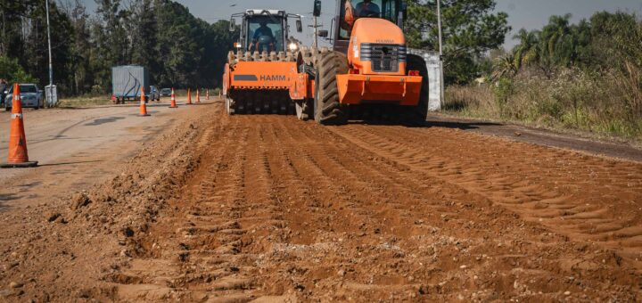 alt="Dos grandes aplanadoras viales de color naranja realizan tareas de compactación de suelo durante el bacheo en la ruta 4 en Entre Ríos"