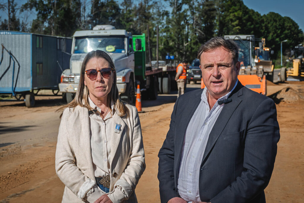 alt="La intendente de Los Charrúas, Andrea Imoberdorff, junto al director de Vialidad Exequiel Donda supervisan las obras de bacheo en la ruta 4 en el departamento Concordia"
