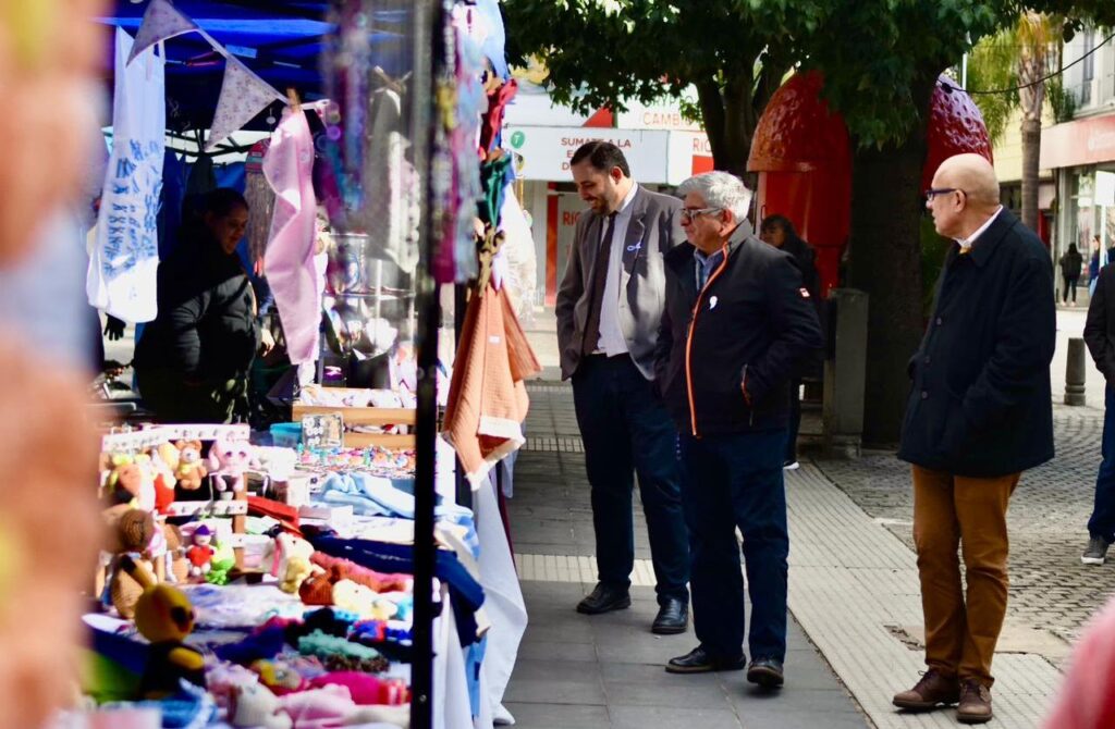 alt="Recorrida de funcionarios por stands artesanales de la economía social orientados al desarrollo emprendedor local"