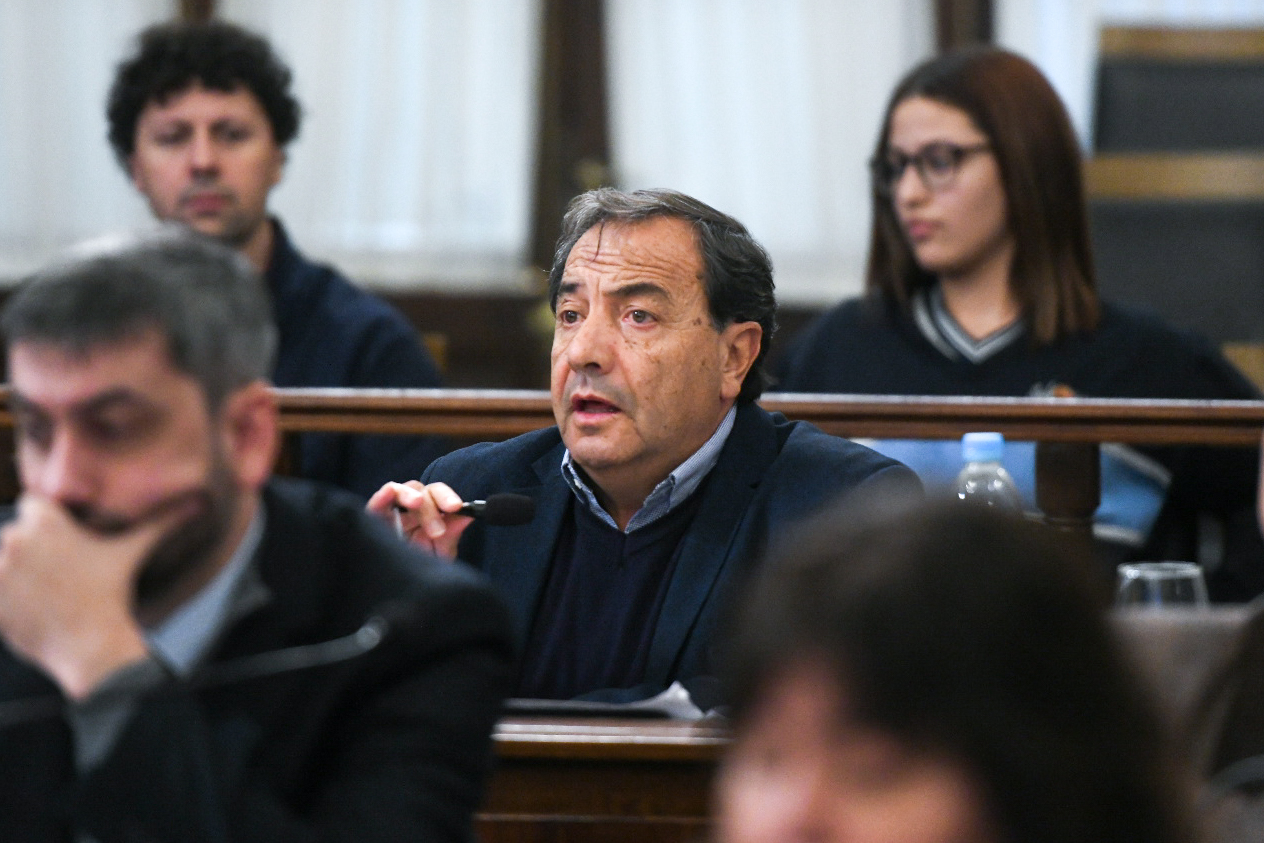 alt="Senador Víctor Sanzberro presenta proyecto de Registro de Fenómenos Anómalos de Entre Ríos en el Senado provincial"